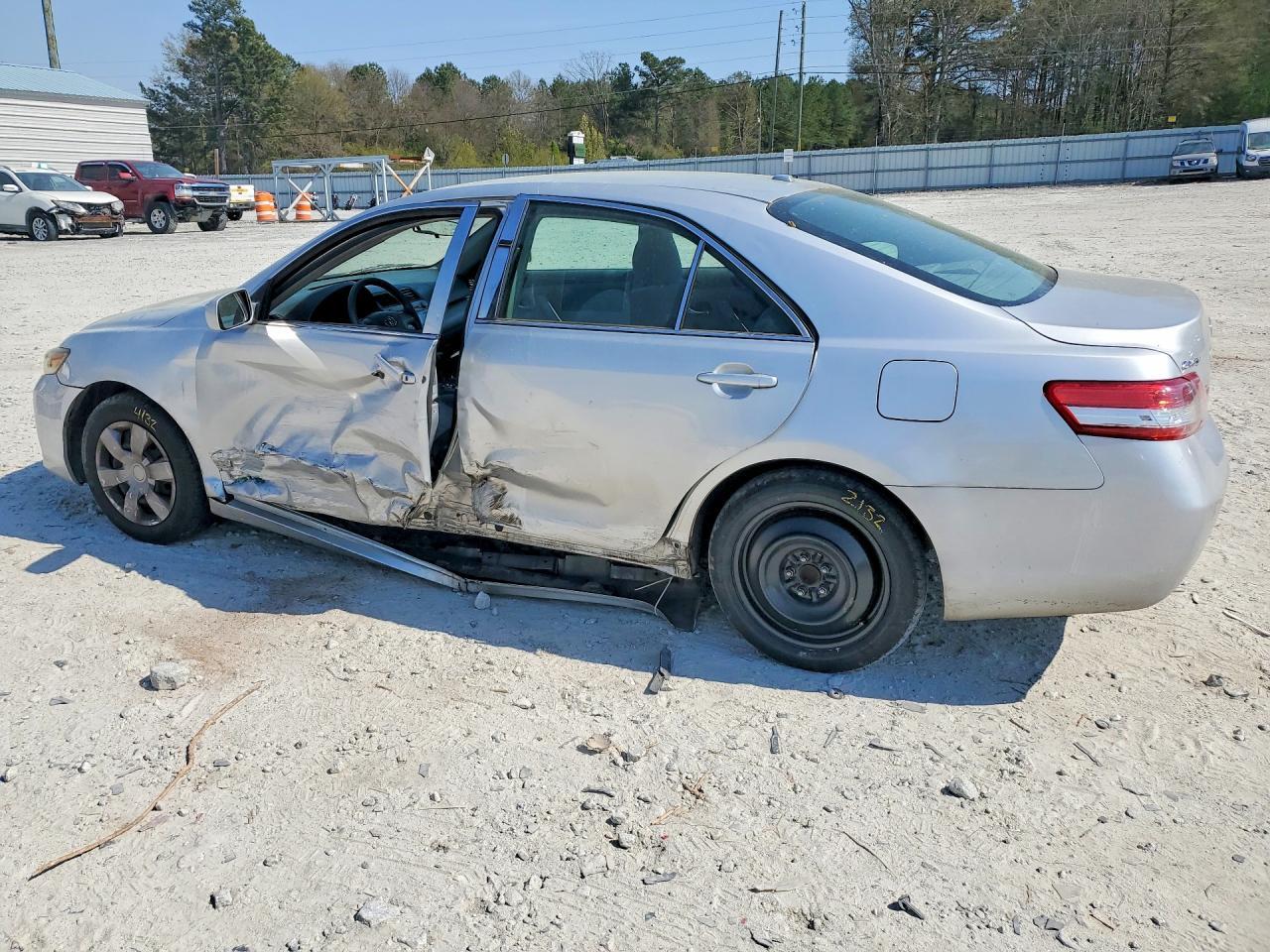 2010 Toyota Camry Base - Фото 2