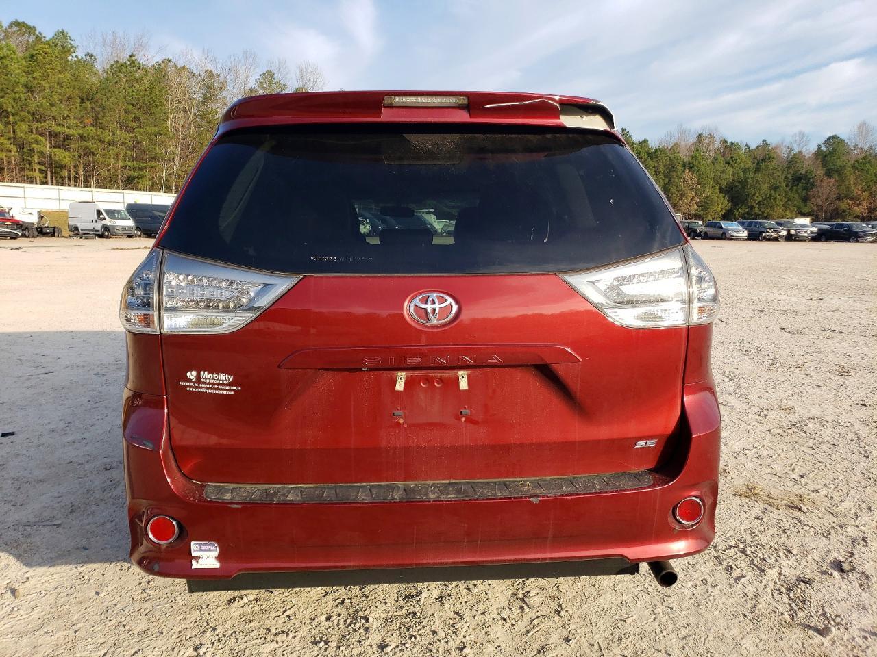 2013 Toyota Sienna Se 8-Passenger - Image 6