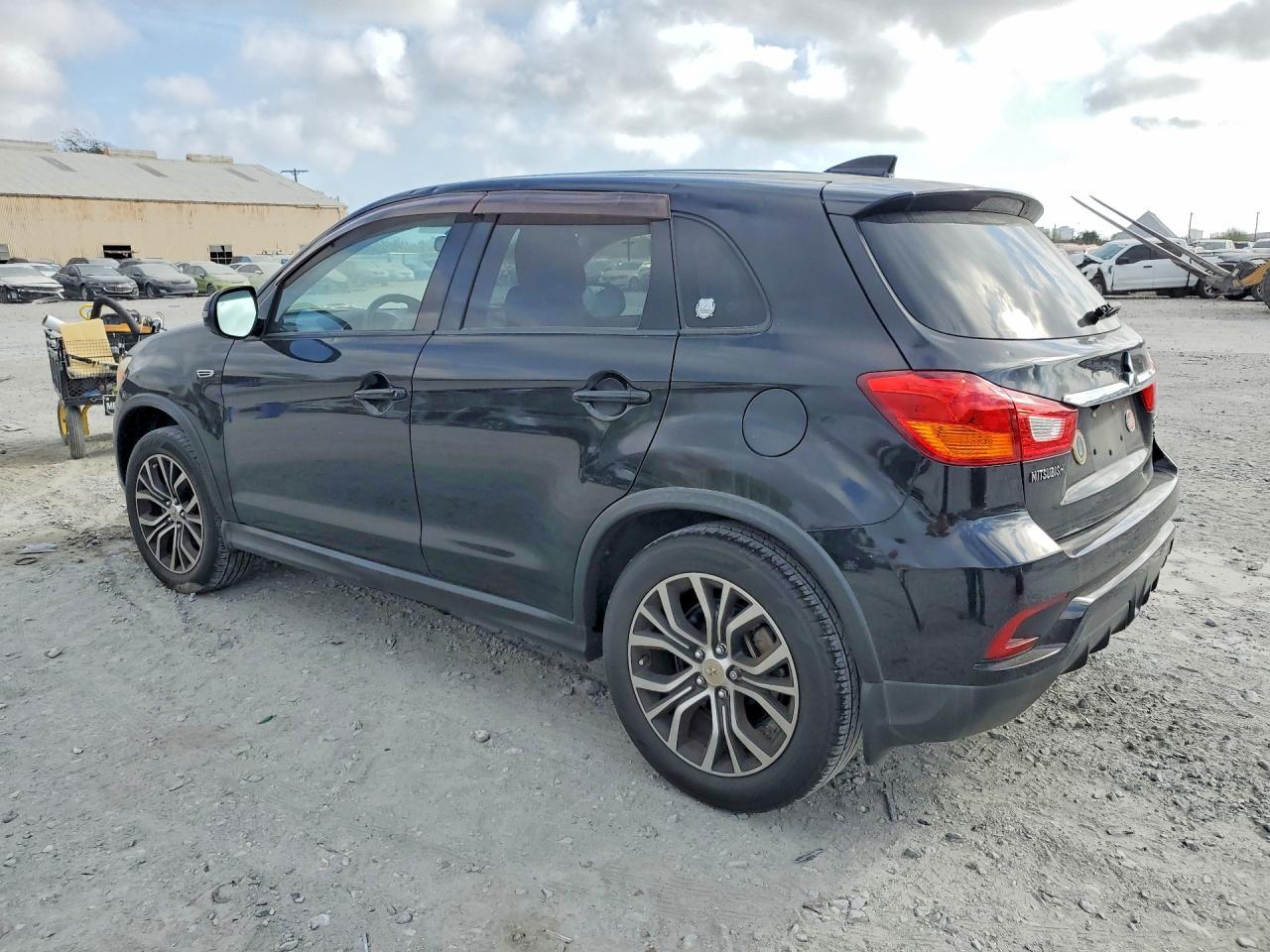 2019 Mitsubishi Outlander Sport Se - Фото 2