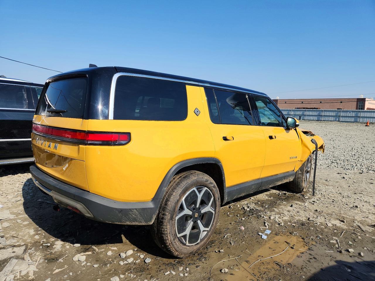 2023 Rivian R1S Adventure - Фото 3