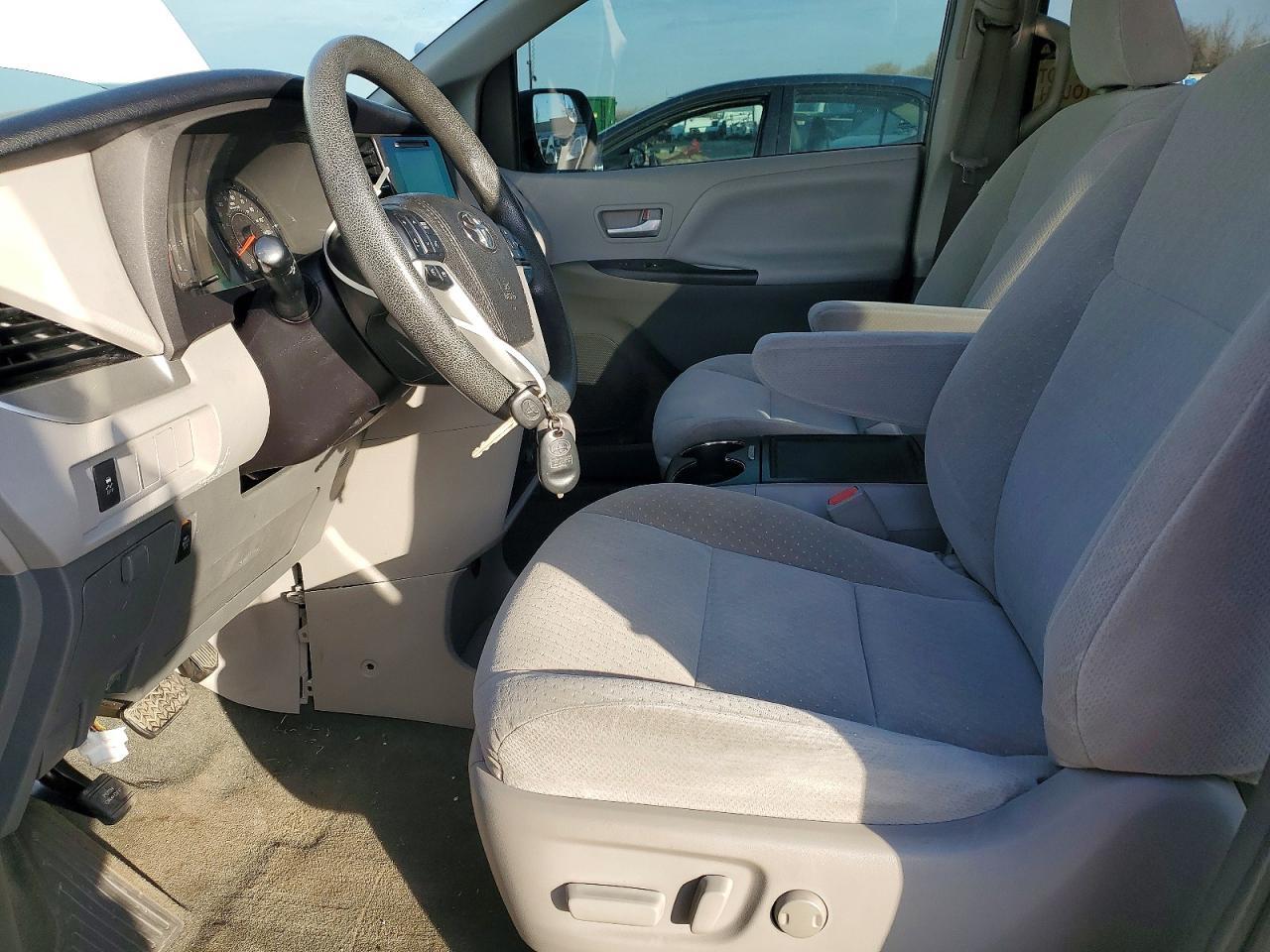 2017 Toyota Sienna Le 8-Passenger - Image 7