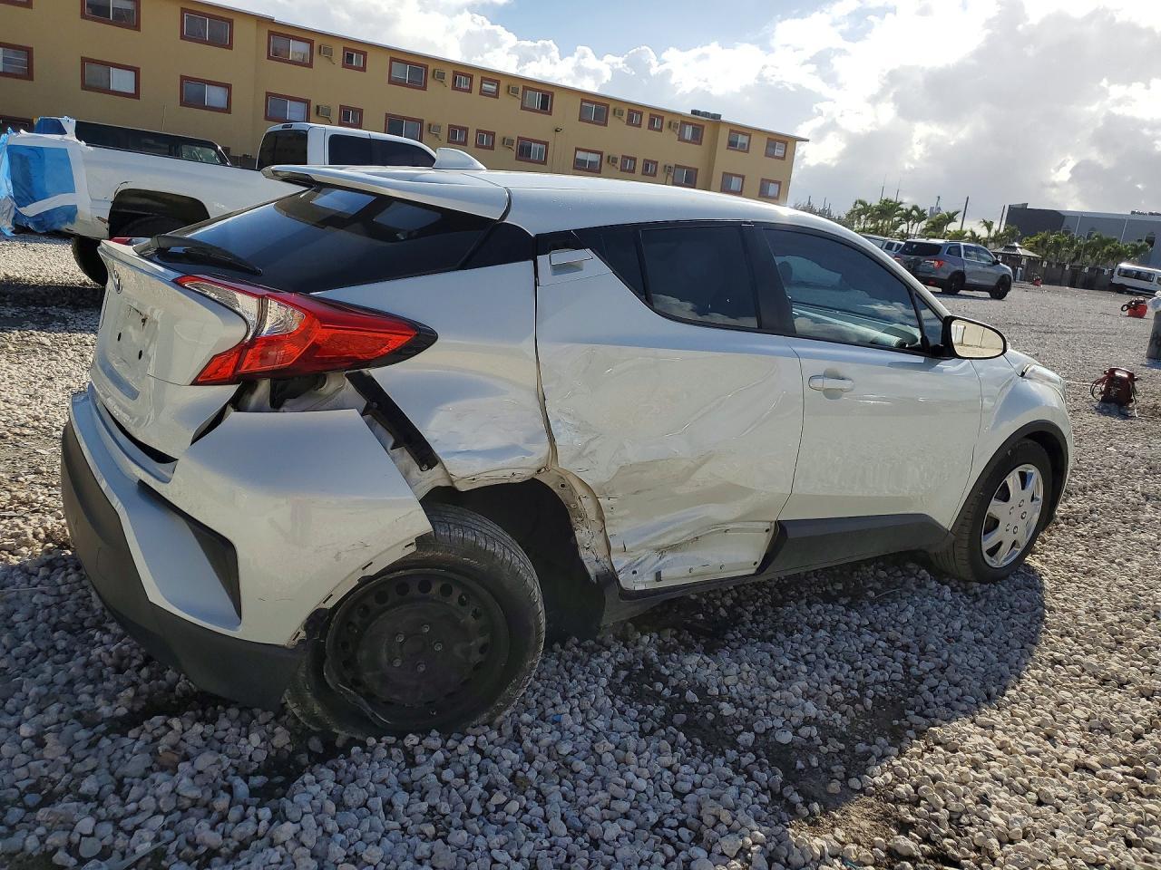 2020 Toyota C-Hr Le - Image 3