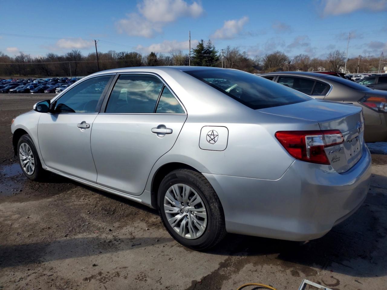 2014 Toyota Camry Le - Фото 2