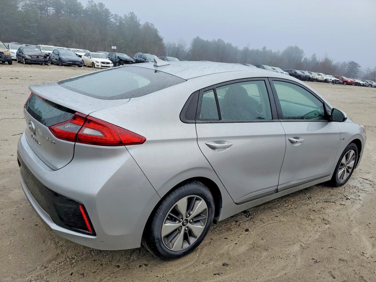 2019 Hyundai Ioniq Plug-In Hybrid Base - Image 3