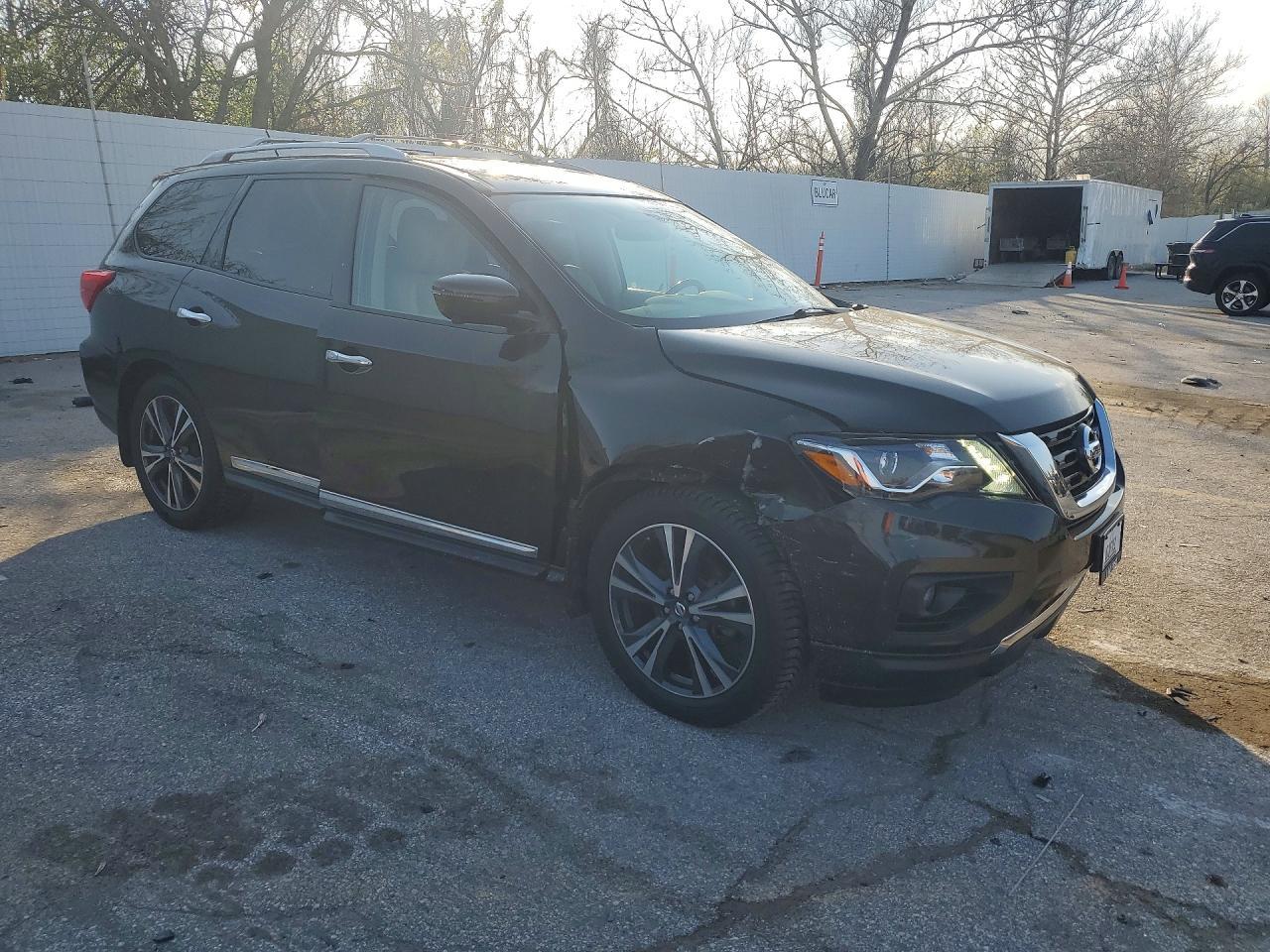 2017 Nissan Pathfinder Platinum - Image 4