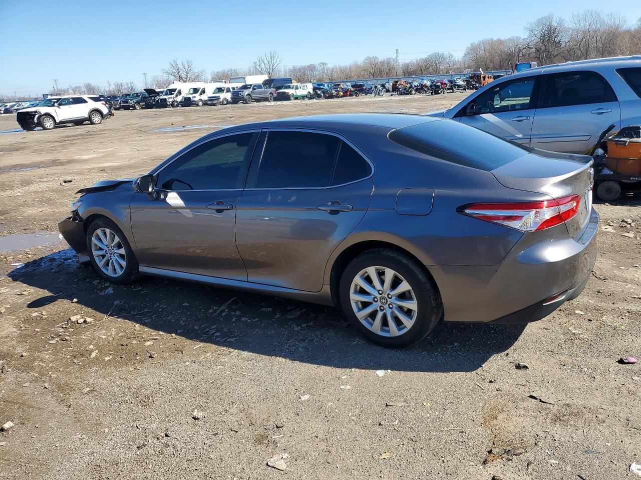 2018 Toyota Camry Le - Фото 2