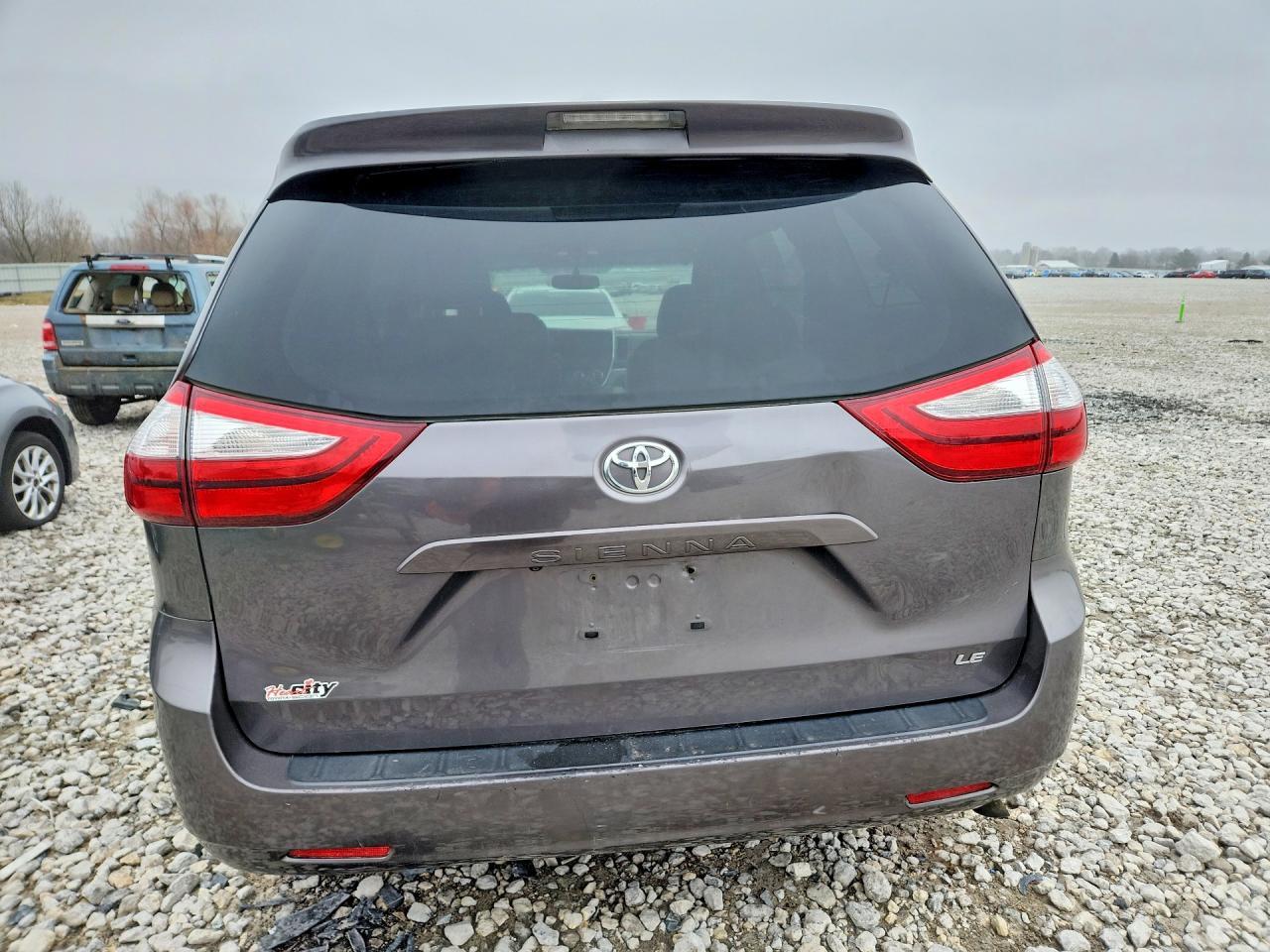 2015 Toyota Sienna Le 8-Passenger - Фото 6