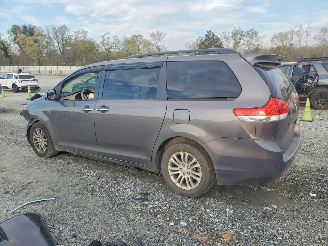 2012 Toyota Sienna Xle 8-Passenger - Фото 2