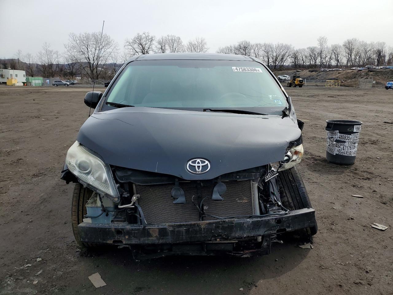 2014 Toyota Sienna Le 8-Passenger - Image 5