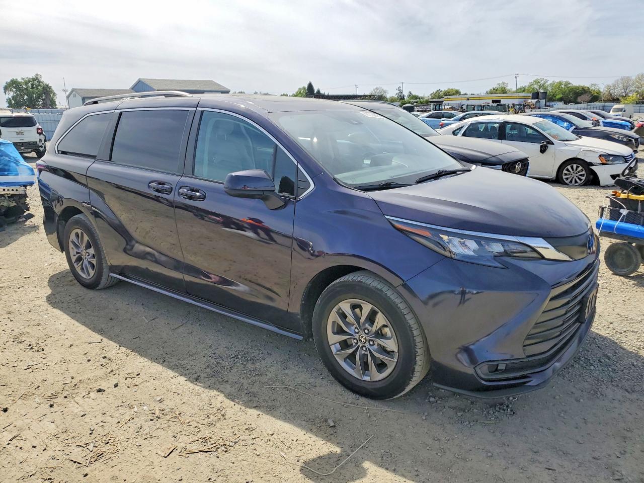 2024 Toyota Sienna Le 8-Passenger - Image 4
