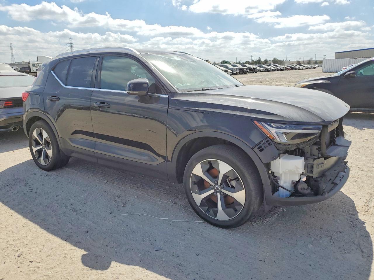 2025 Volvo Xc40 Core - Фото 4