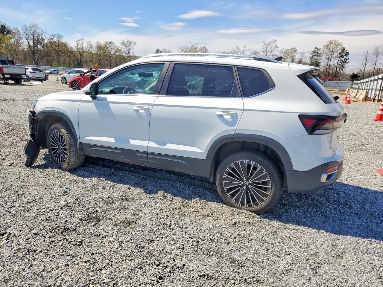 2025 Volkswagen Taos Se - Image 2