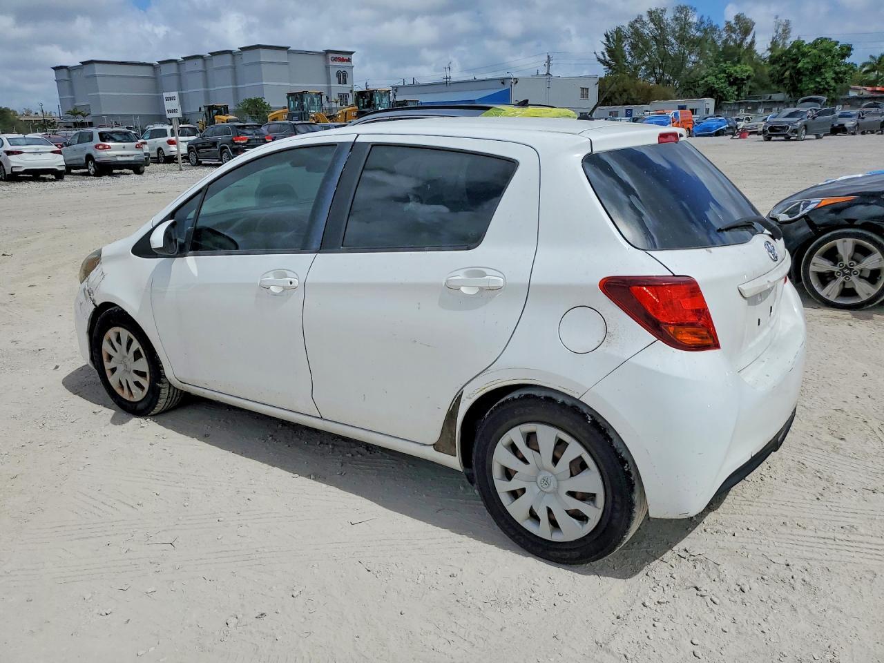 2017 Toyota Yaris 5-Door Le - Image 2