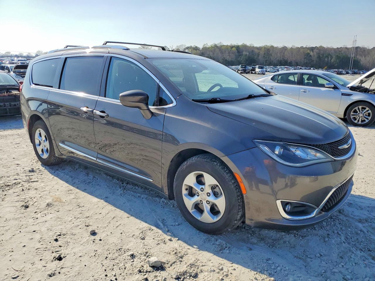 2017 Chrysler Pacifica Touring L Plus - Фото 4