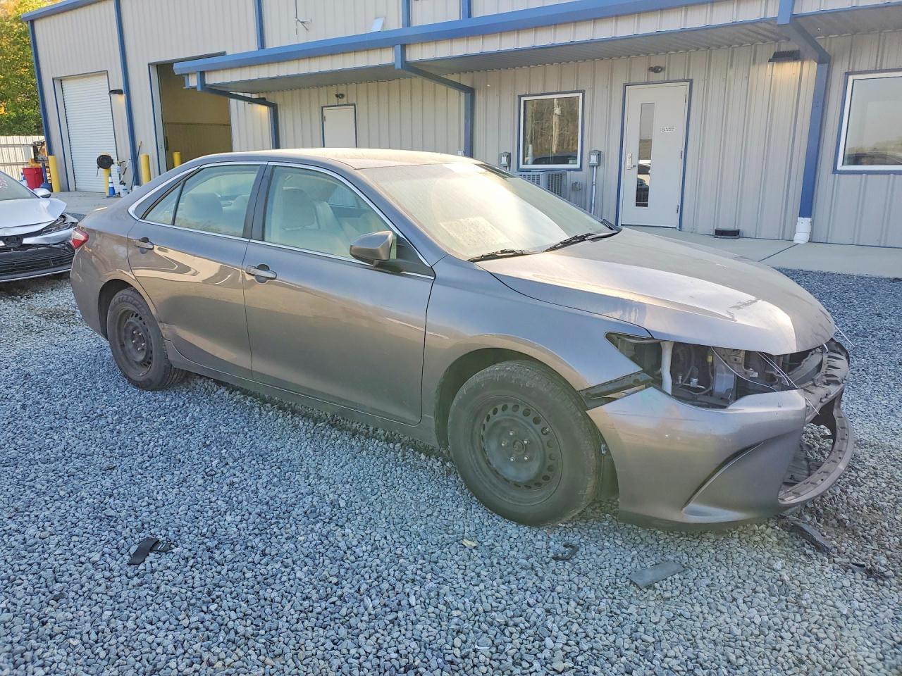 2017 Toyota Camry Le - Фото 4
