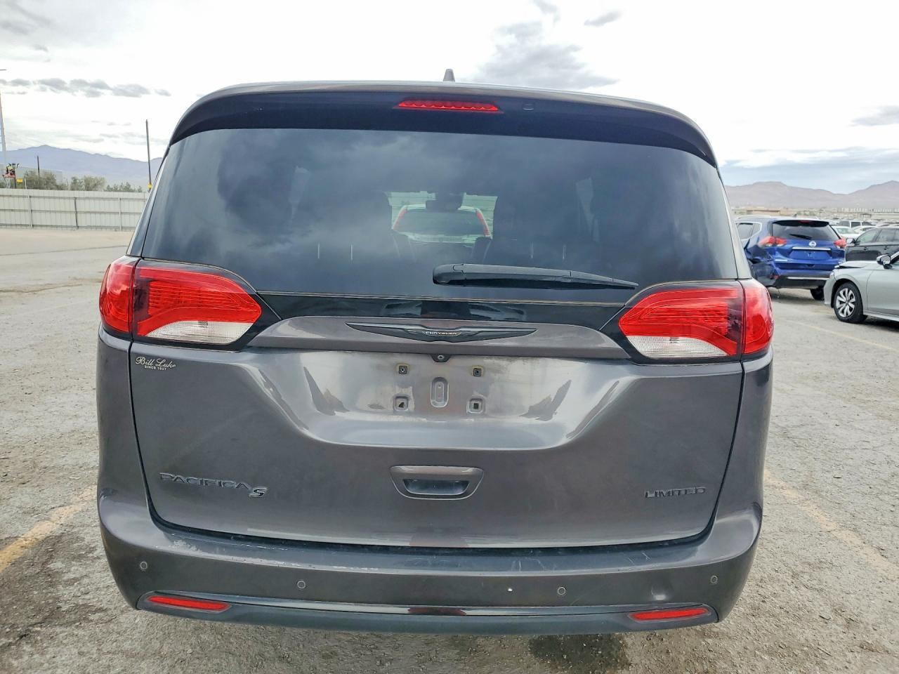 2018 Chrysler Pacifica Limited - Image 6