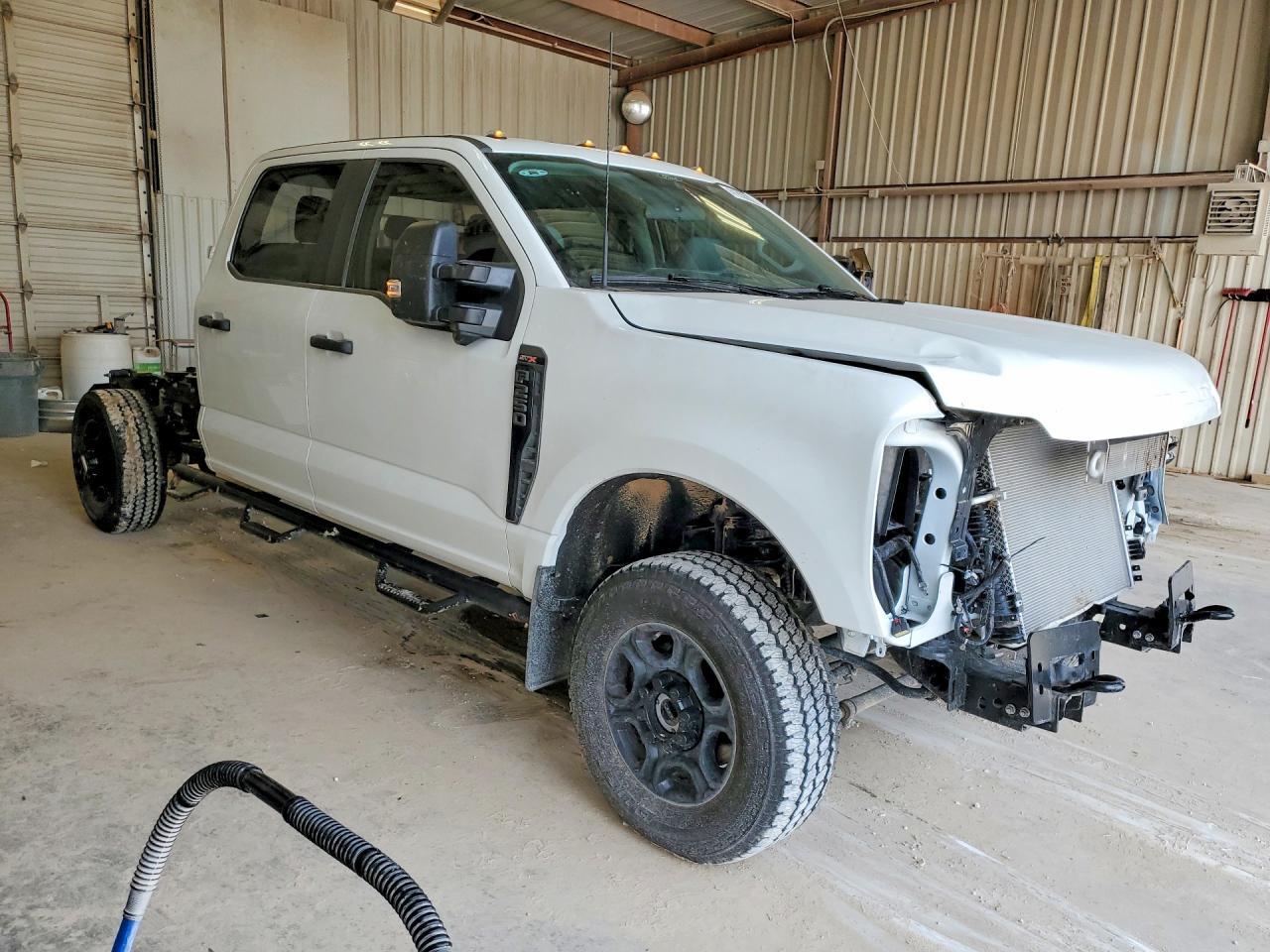 2025 Ford F250 Super Duty - Фото 4