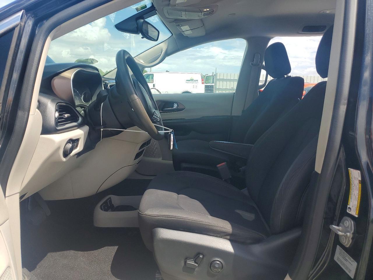 2017 Chrysler Pacifica Touring - Image 7