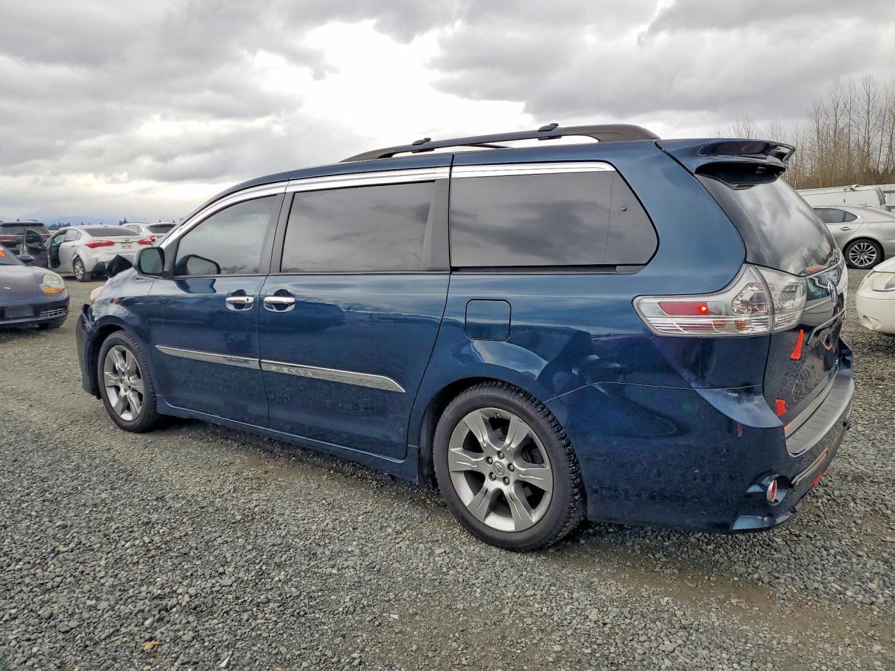 2011 Toyota Sienna Se 8-Passenger - Image 2