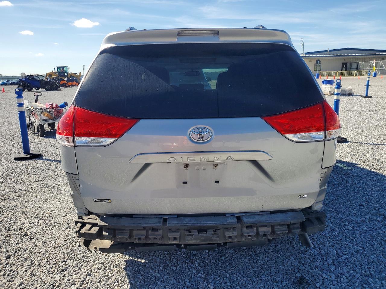 2013 Toyota Sienna Le 8-Passenger - Фото 6