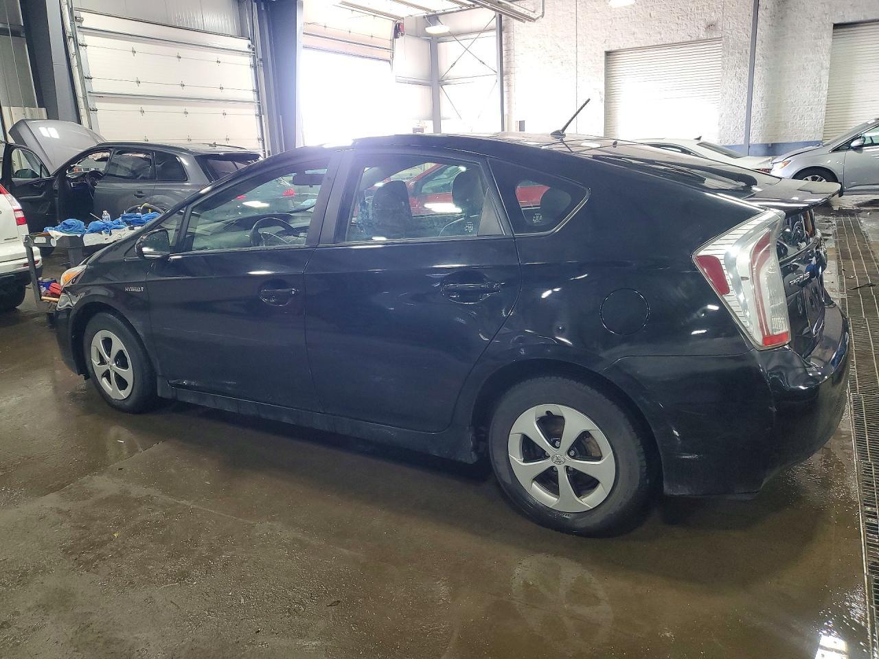 2014 Toyota Prius Two - Фото 2