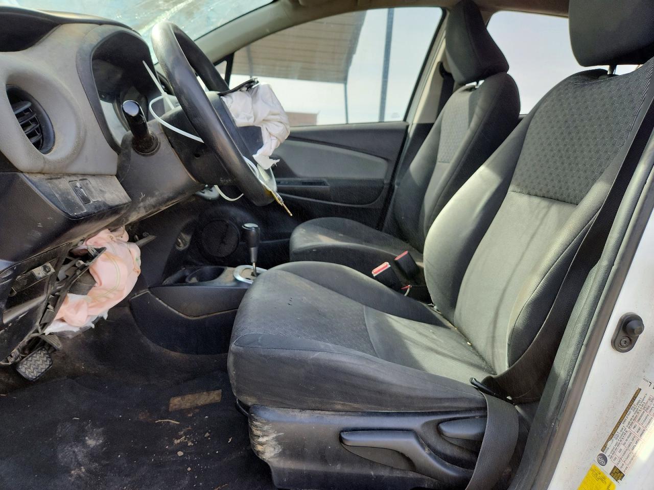 2015 Toyota Yaris 5-Door L - Image 7