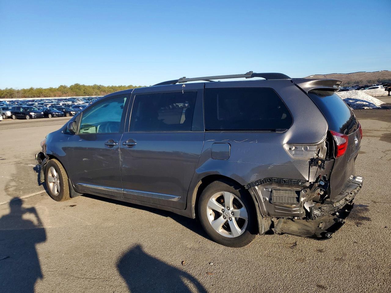 2017 Toyota Sienna Le - Фото 2
