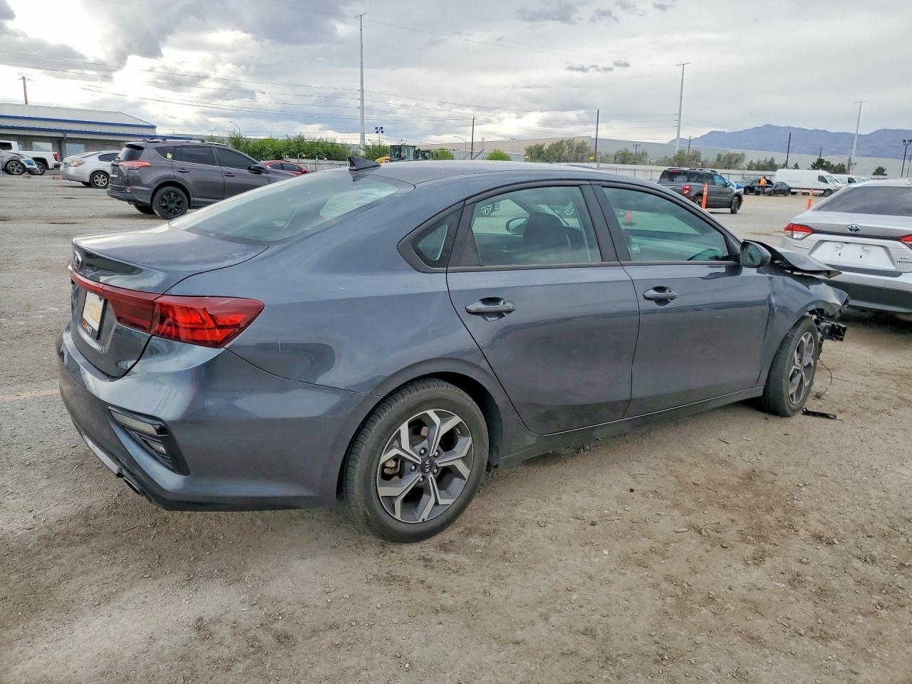 2021 Kia Forte Lxs - Фото 3