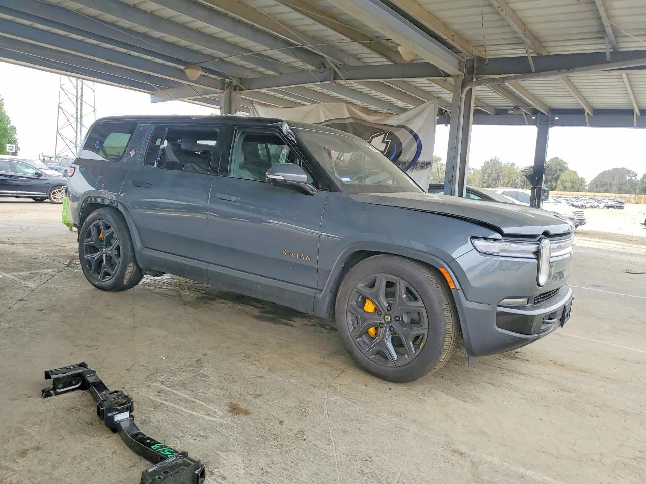 2026 Rivian R1S Premium - Фото 4