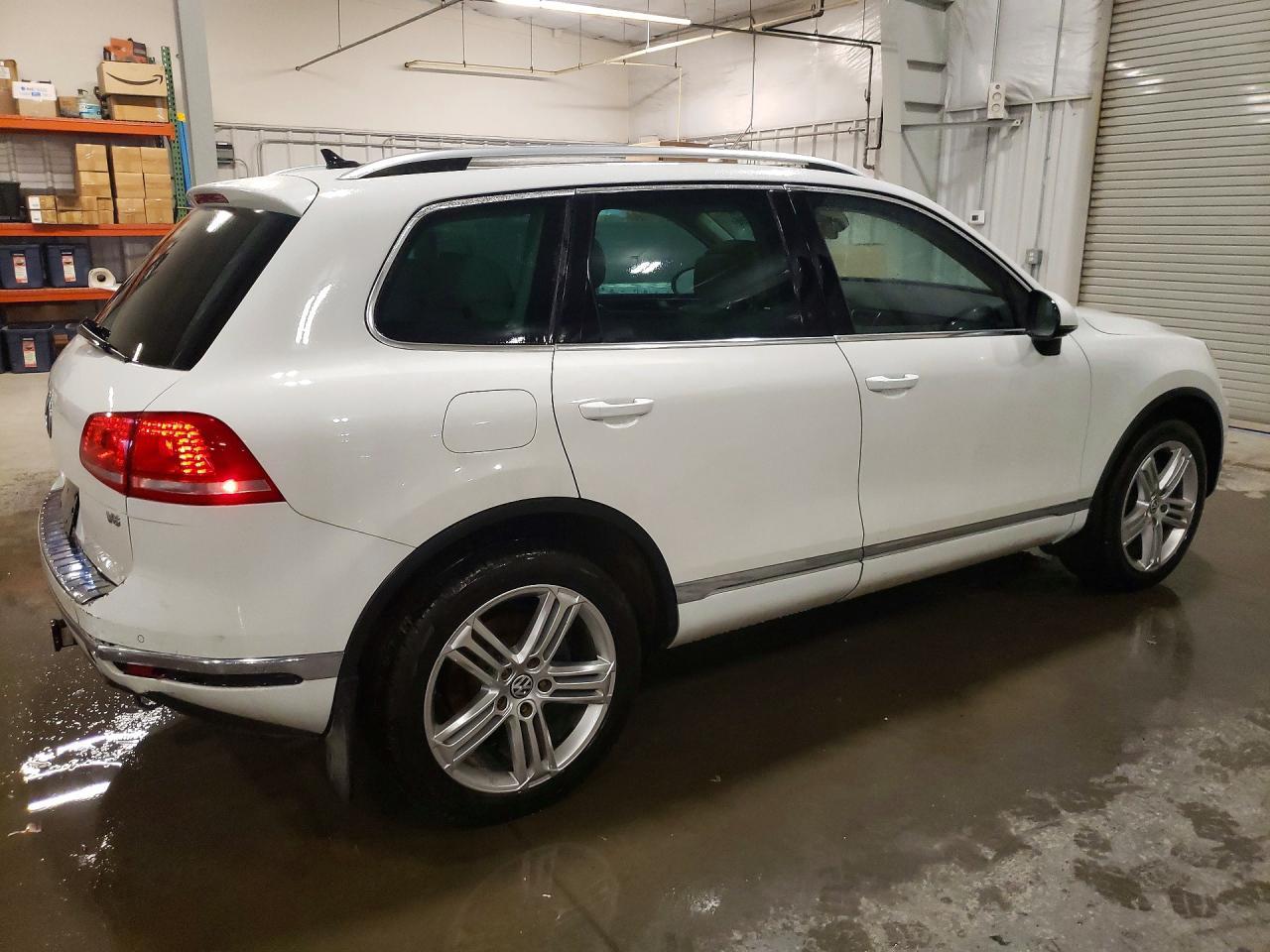 2016 Volkswagen Touareg Sport - Image 3