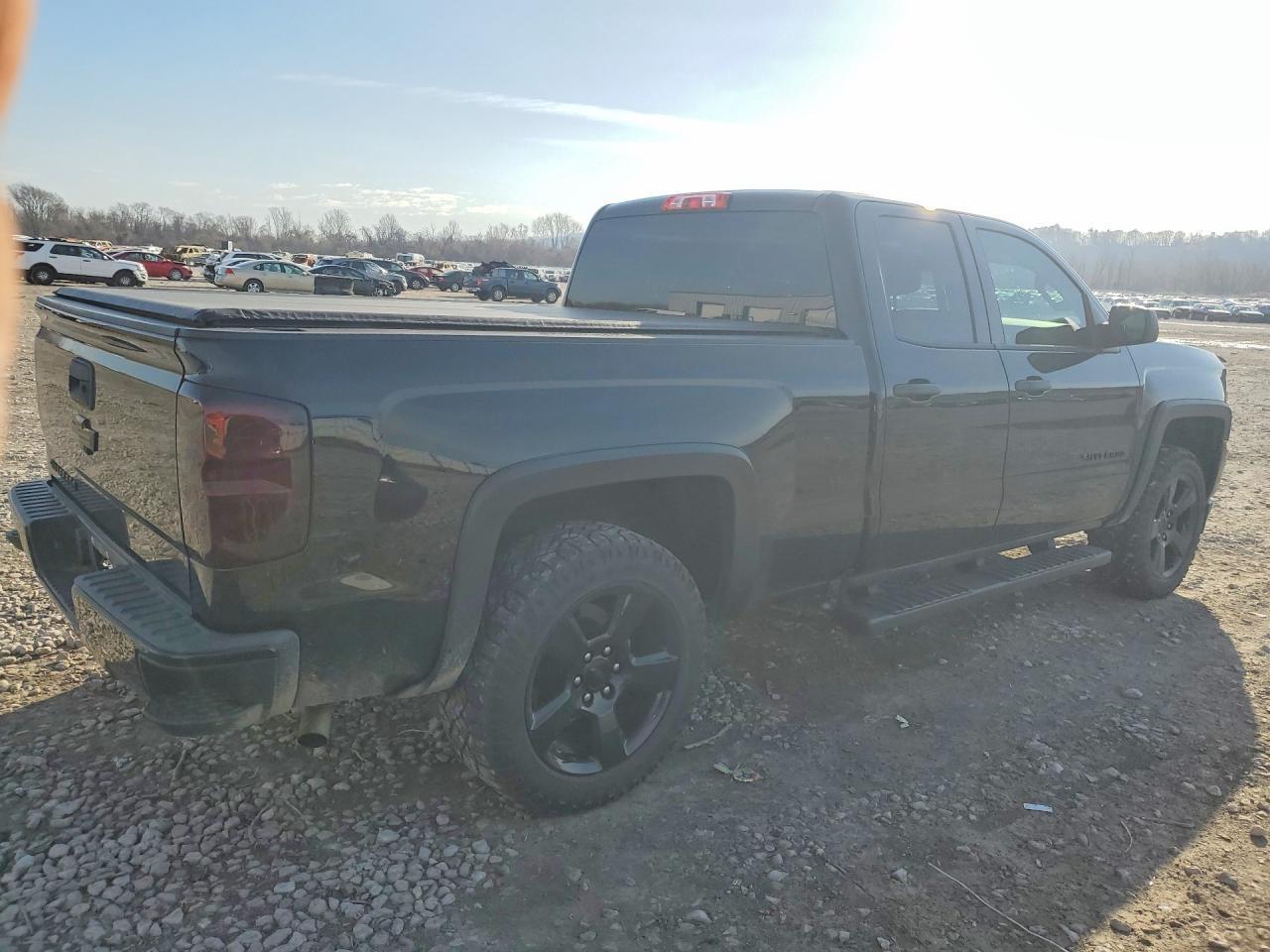 2017 Chevrolet Silverado K1500 Custom - Фото 3