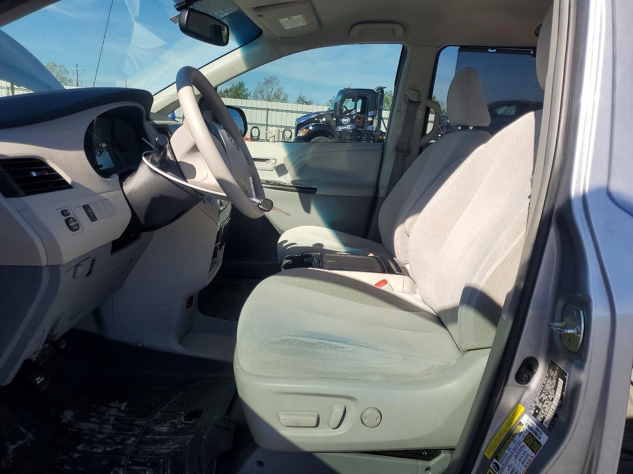 2013 Toyota Sienna Le 8-Passenger - Фото 7