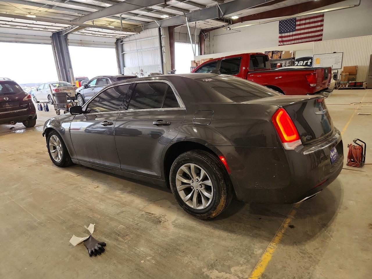 2019 Chrysler 300 Touring - Фото 2