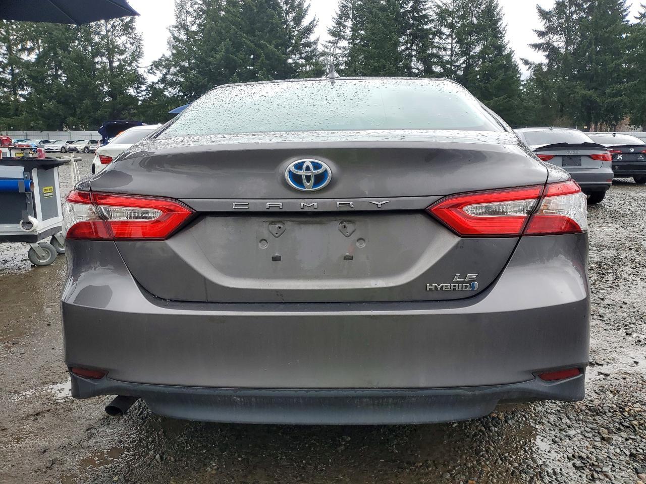 2020 Toyota Camry Hybrid Le - Image 6