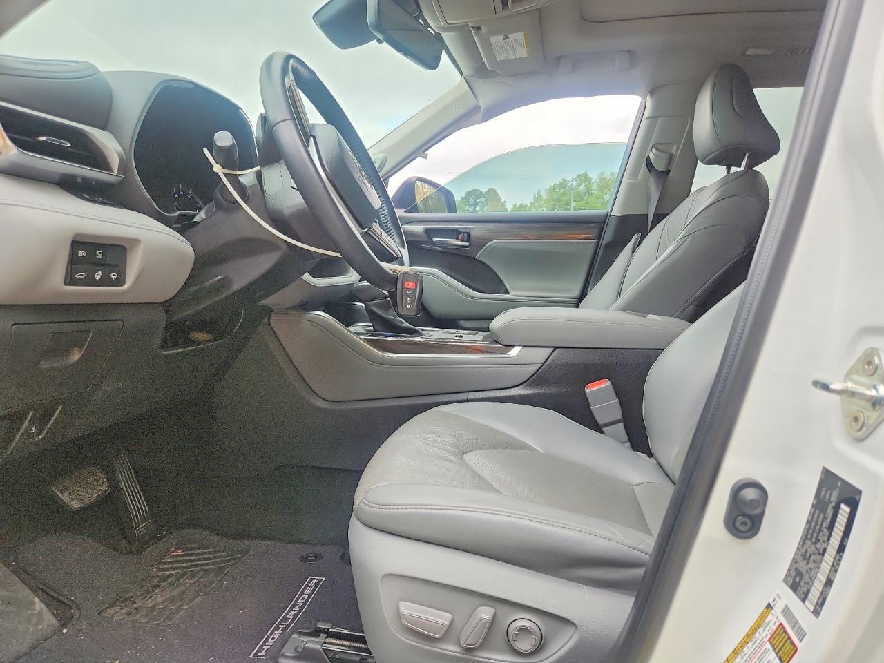 2022 Toyota Highlander Platinum - Image 7