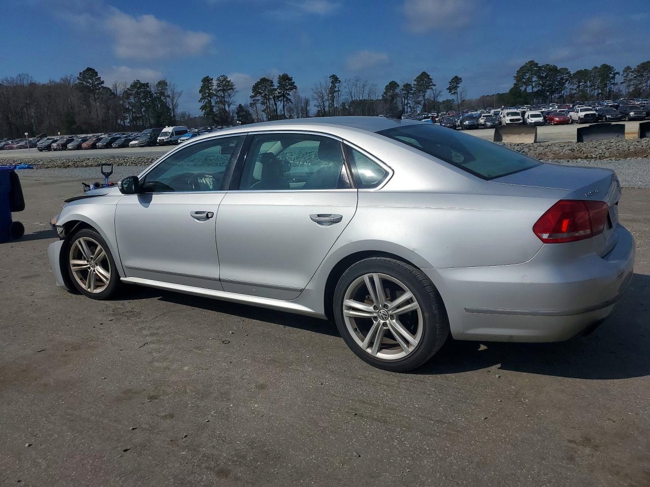 2014 Volkswagen Passat - Image 2