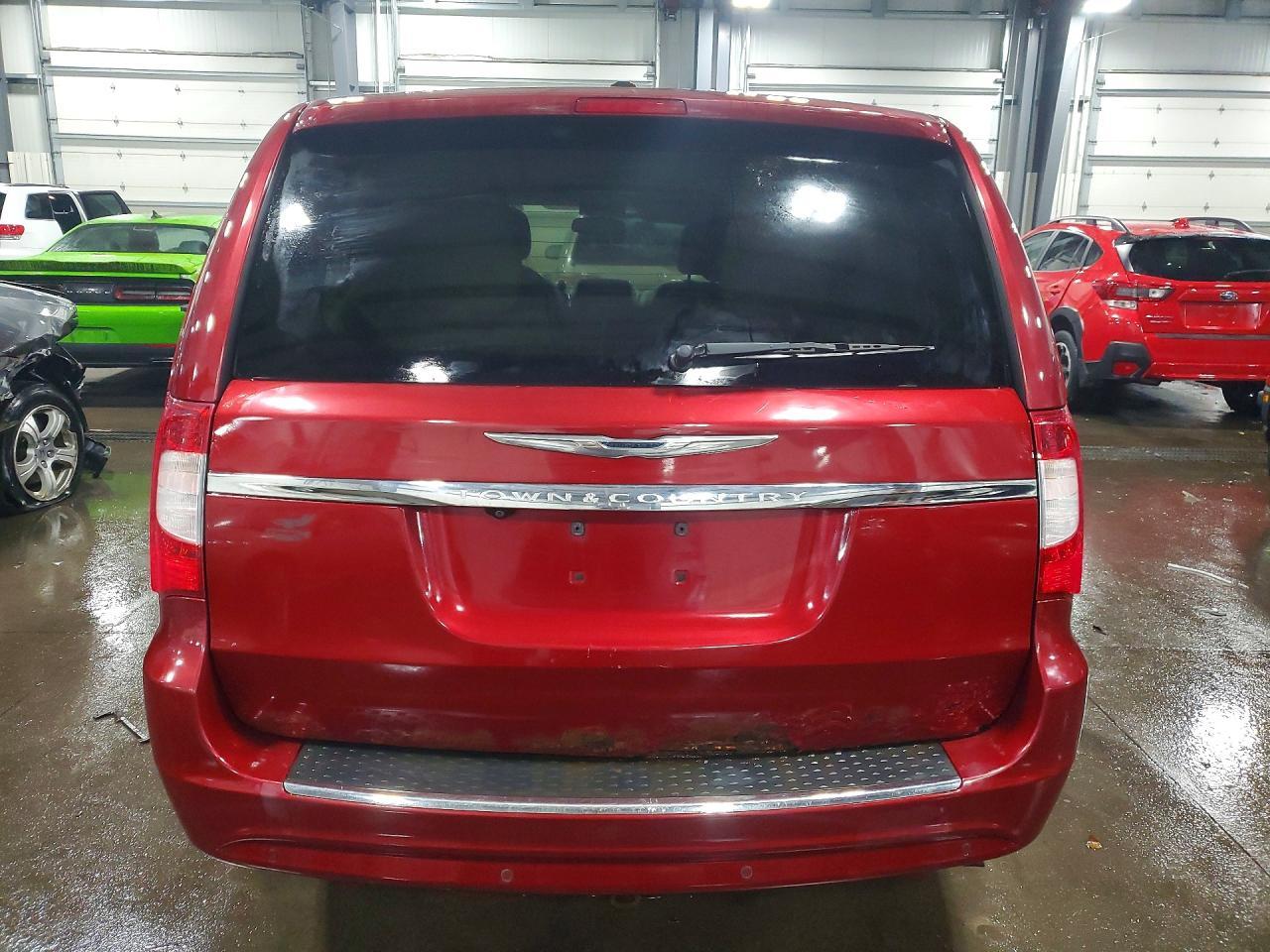 2012 Chrysler Town & Country Touring L - Фото 6