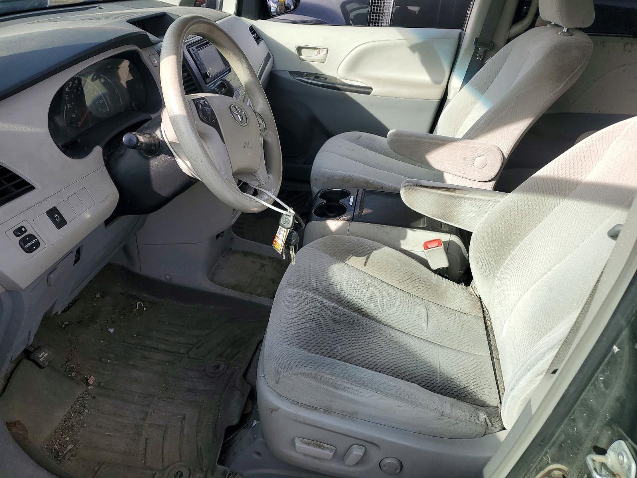2013 Toyota Sienna Le 7-Passenger - Image 7