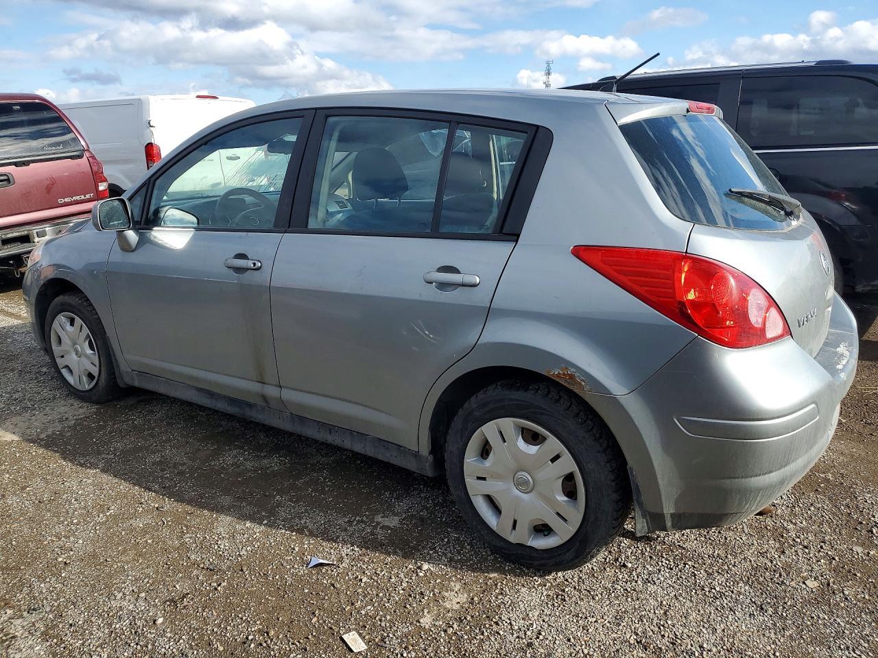 2011 Nissan Versa 1.8 S - Image 2