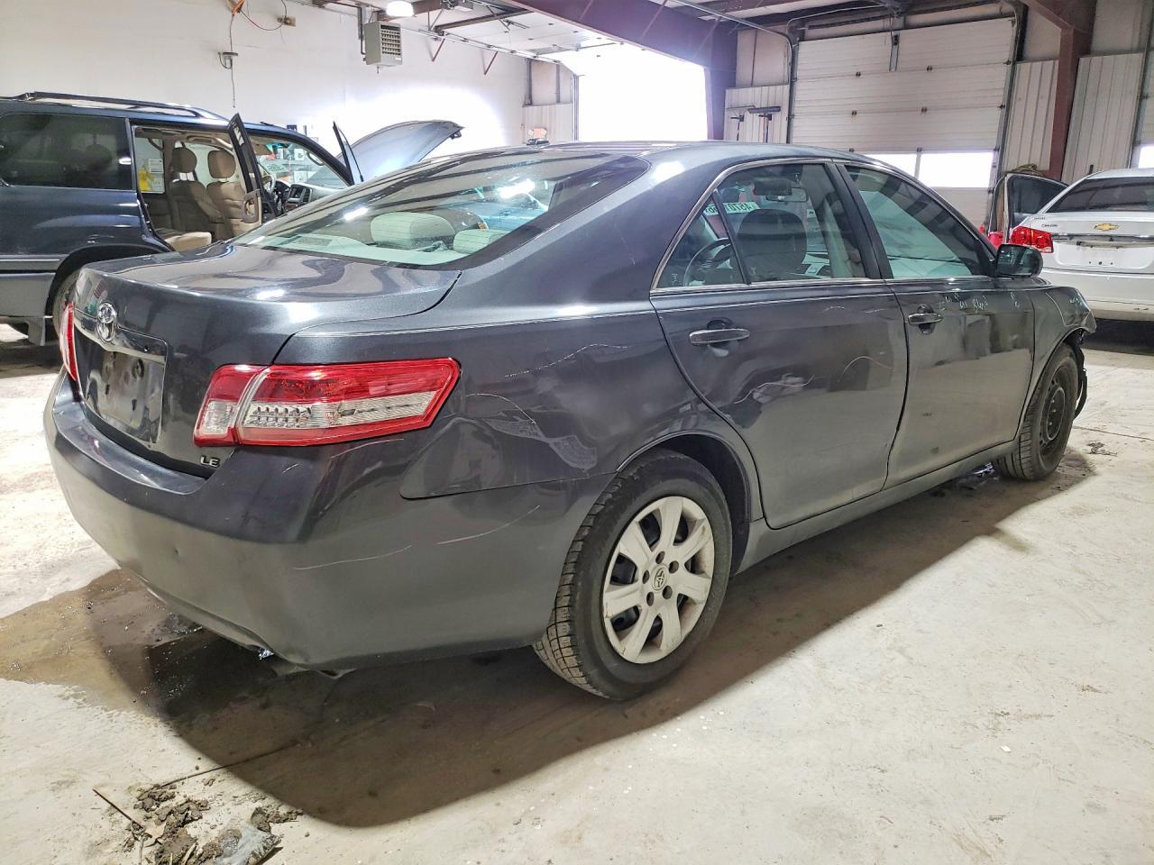 2011 Toyota Camry Le - Фото 3