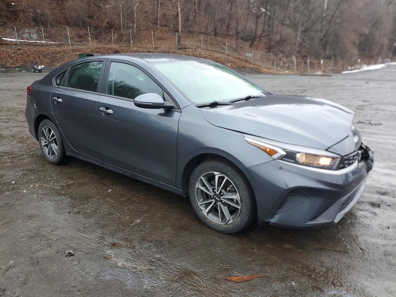 2023 Kia Forte Lxs - Image 4