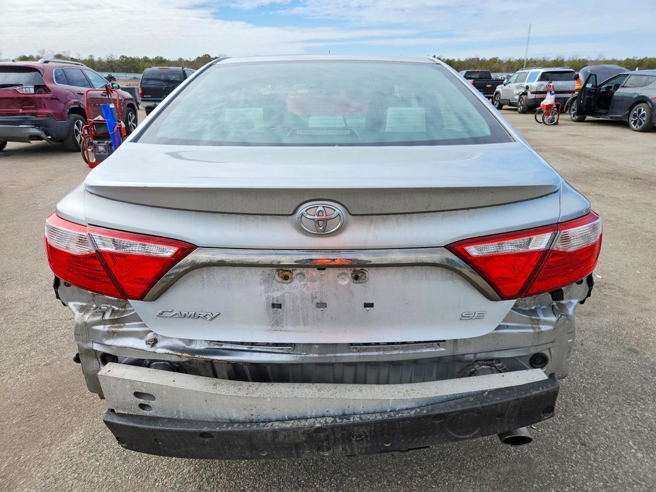 2016 Toyota Camry Se - Фото 6