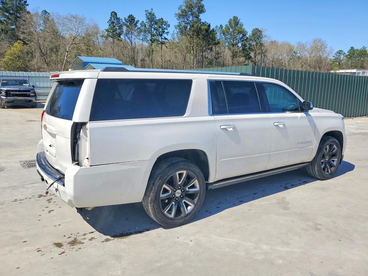2016 Chevrolet Suburban C1500 Ltz - Image 3