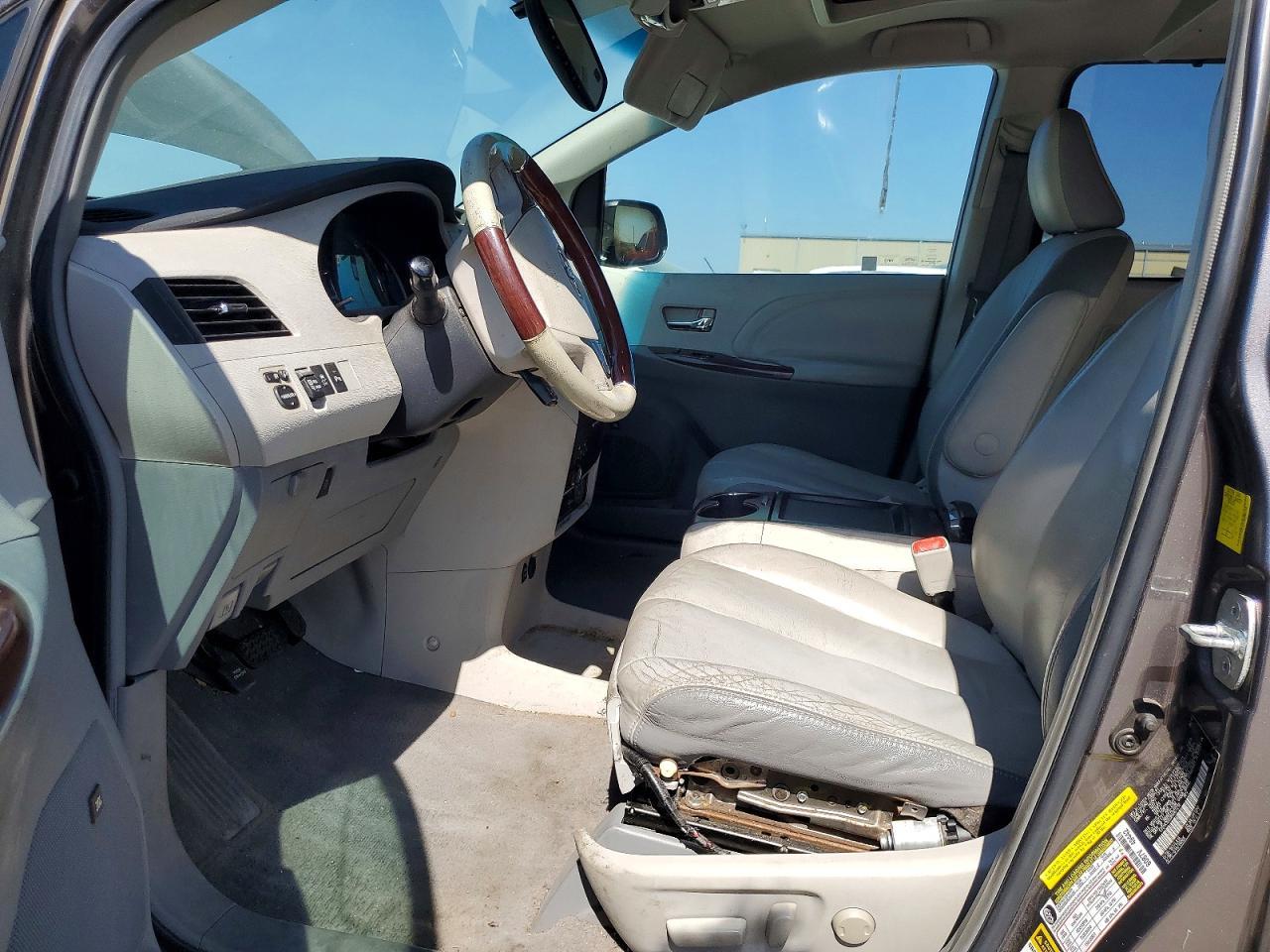 2011 Toyota Sienna Limited 7-Passenger - Фото 7