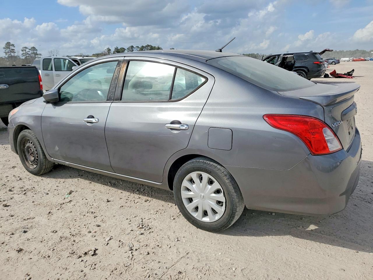 2017 Nissan Versa 1.6 Sv - Фото 2