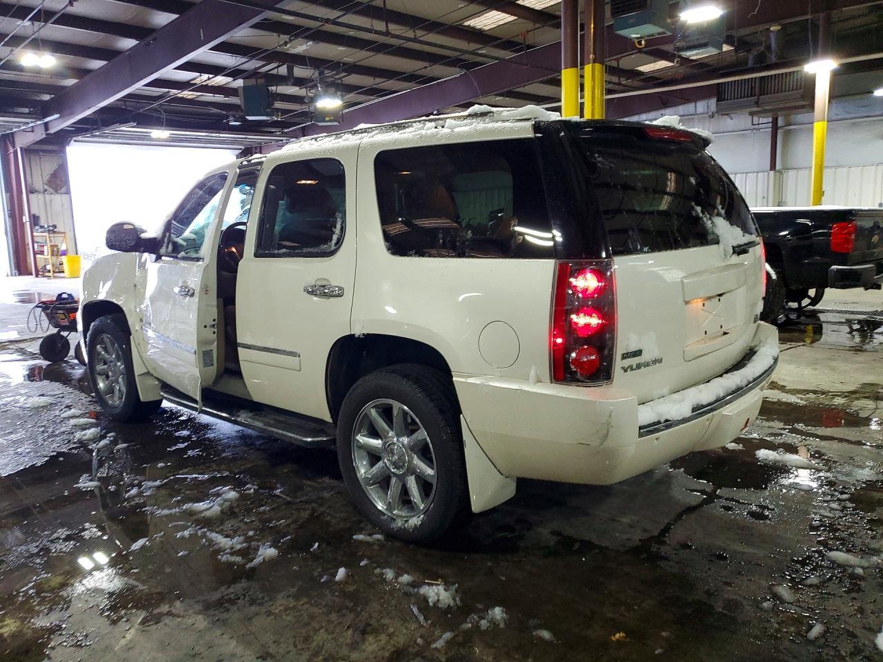 2011 GMC Yukon Denali - Image 2