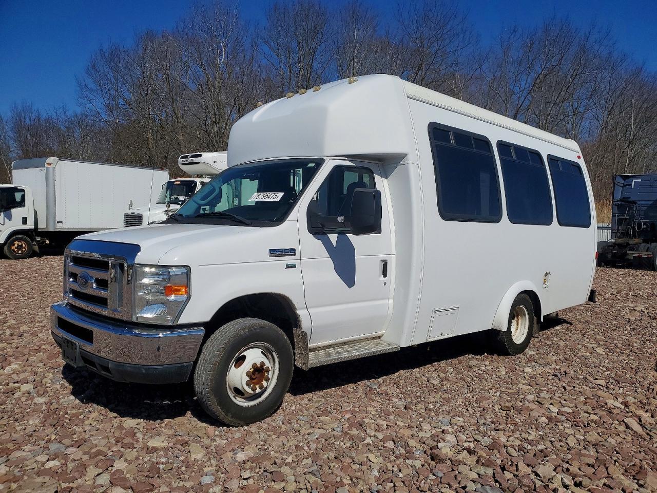 2013 Ford Econoline E350 Super Duty Cutaway Van - Image 2