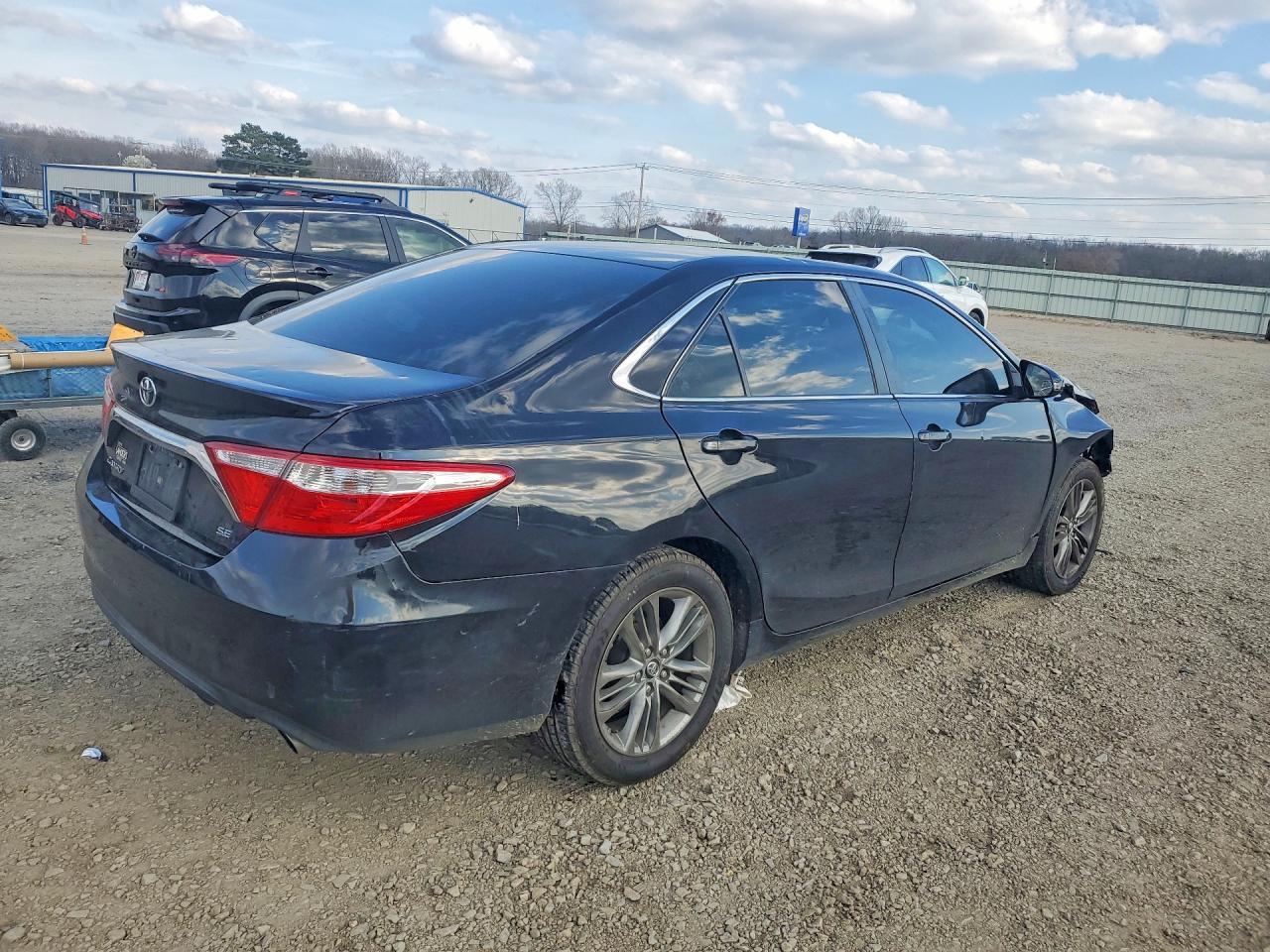 2017 Toyota Camry Se - Фото 3