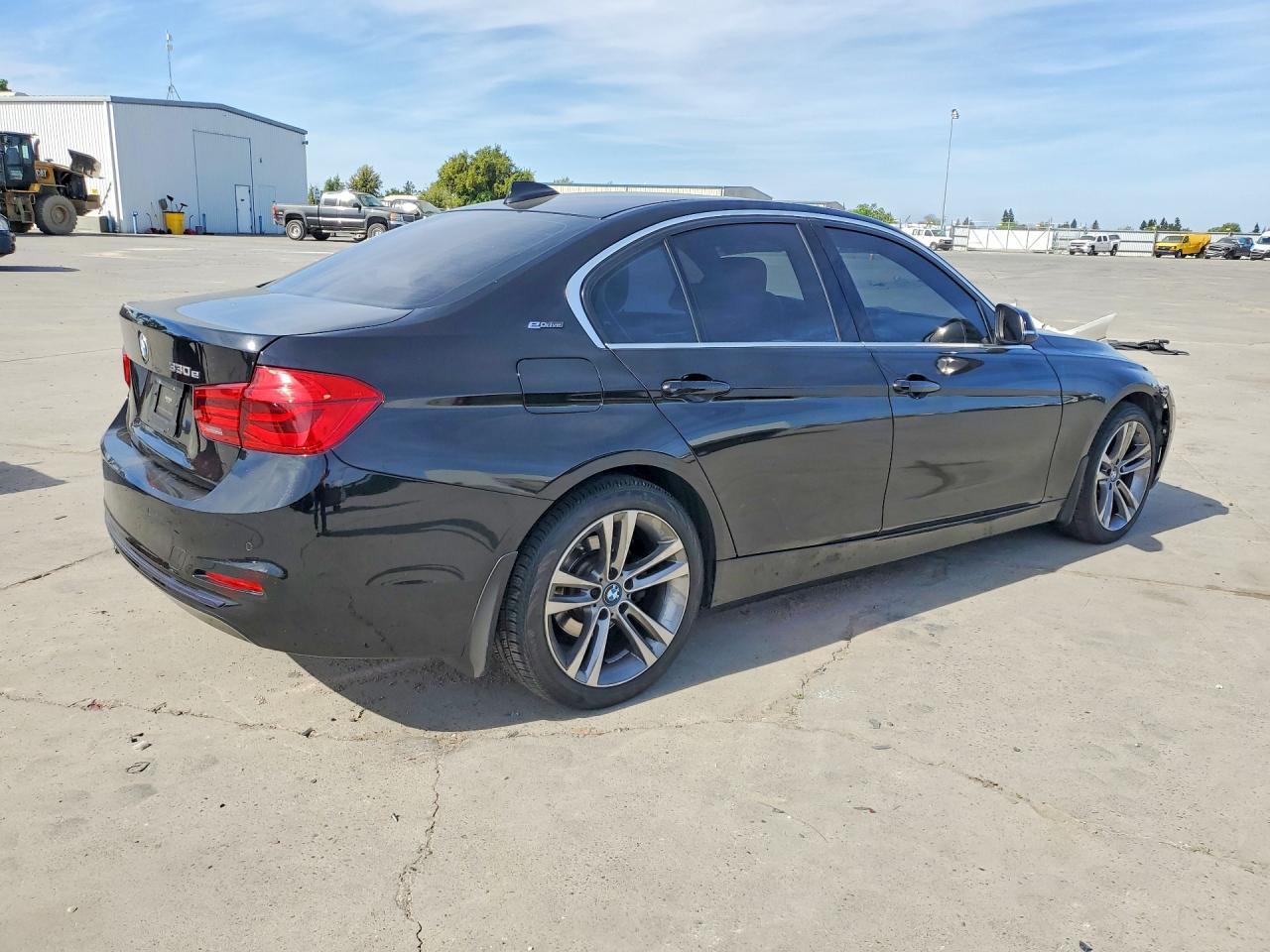 2017 BMW 330E - Фото 3
