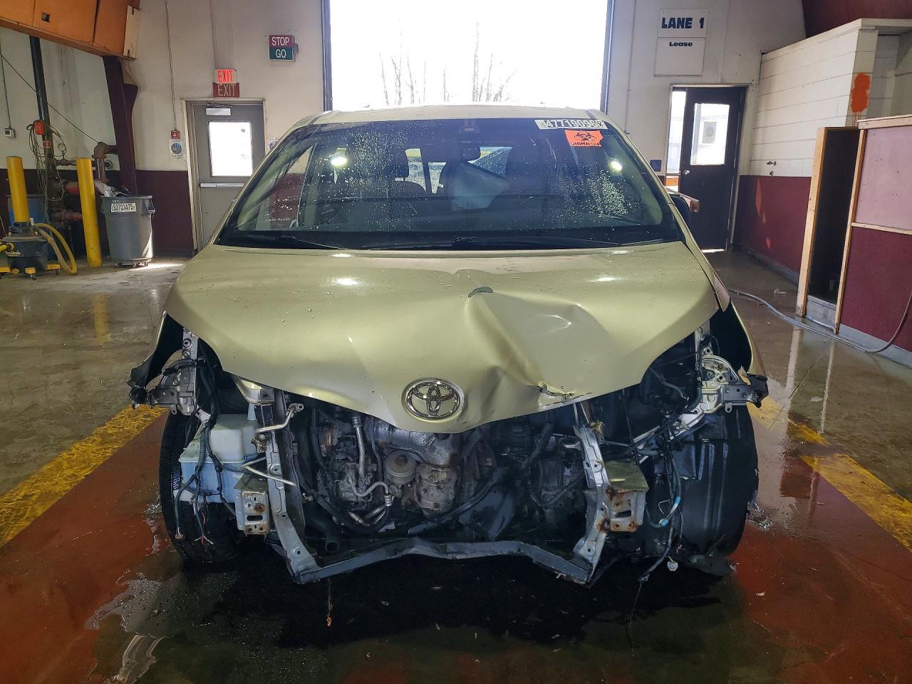 2015 Toyota Sienna Xle 8-Passenger - Фото 5